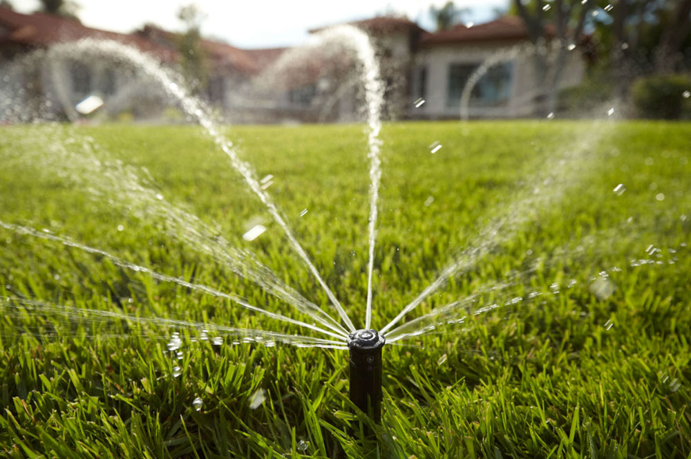 sistemas de riego por aspersion en guadalajara RIEGO AUTOMATIZADO Mantenimiento de sistema de riego por aspersión, Instalaciones de riego, Automatización de riegos, Programaciones de controladores de riego, Renovación de jardines deteriorados, Instalación de césped GARDANIA Jardineria y Mantenimiento de jardines en Guadalajara